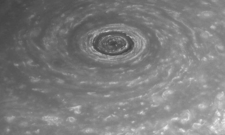 Satürn'ün dev gözü gezegen üzerindeki şiddetli fırtınalardan dolayı ortaya çıkan bir görüntü.