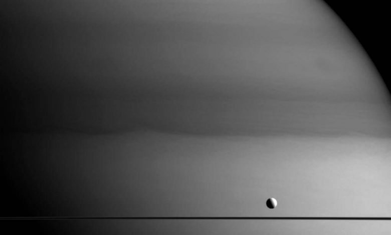 Minik ay Dione, Satürn'le karşılaştırıldığında ufacık bir nokta.