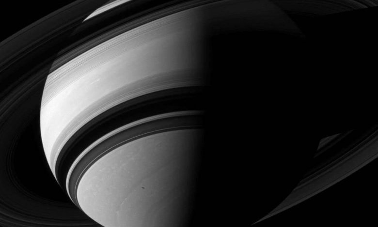 Cassini, Satürn'ün halkalarının altında gezerken.