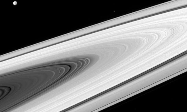 Cassini, bu fotoğrafta Dione ve Epimetheus'u aynı kareye sığdırmış.