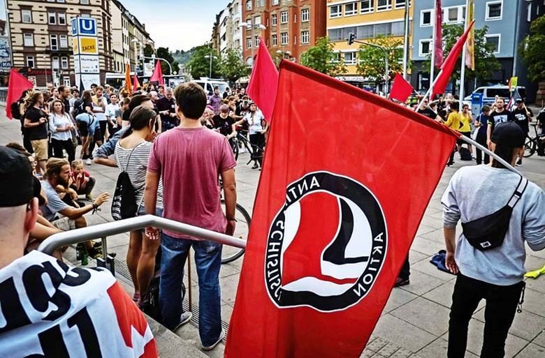 Antifa, dünyanın birçok yerinde bir merkezi olmadan hareket eden anti-faşist oluşumlara deniyor.