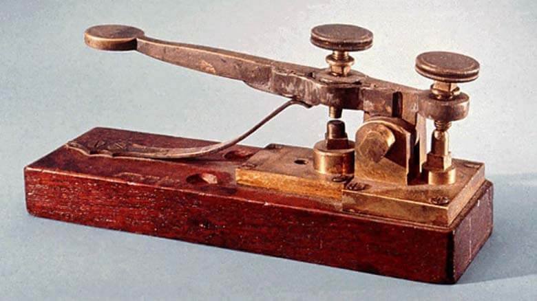İlk telgraf prototipi 1837'de Samuel Morse tarafından icat edildi.