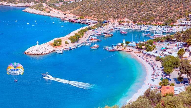 Antalya'daki Kalkan Halk Plajı, en temiz deniz keyfi sunan lokasyonlar arasında yer alıyor.