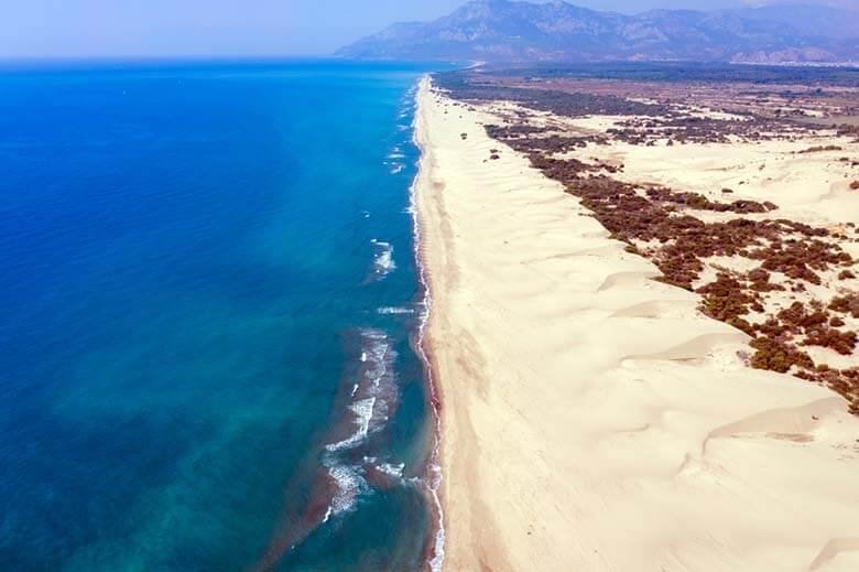 Antalya'daki Patara Plajı Türkiye'nin en temiz plajları arasında yer alıyor.